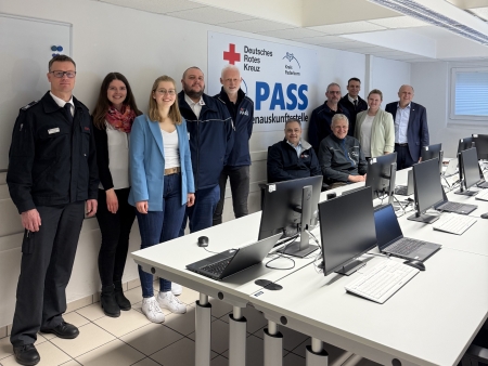 v.l.: Jens Götte (Sachbereichsleiter Brandschutz & Krisenmanagement), Sarah Keßebohm (Sachbearbeitung Krisenmanagement) , Theresa Vieth (Sachbearbeitung Krisenmanagement), Thomas Gabor (Kreisrotkreuzleiter DRK), Norbert Büttner (Leiter PASS DRK), Dr. Steffan Vogel (Vorsitzender/ Geschäftsführer DRK) , Dr. André Brandt (Dezernent),  Jürgen Günther (stellv. Leiter PASS DRK),  Theresa Sasse (Sachbearbeitung Verwaltung – Katastrophenschutz), Stephan Reckhaus (Amtsleiter Amt für Bevölkerungsschutz & Kreisbrandmeister), Landrat Christoph Rüther Der Kreis Paderborn verstärkt seine Einsatzbereitschaft bei Großschadenslagen mit einer modern ausgestatteten Personenauskunftsstelle (PASS) im Kreishaus an der Aldegreverstraße. Diese stellt sicher, dass Angehörige in Krisensituationen schnell und verlässlich Informationen über den Verbleib, den Gesundheitszustand und die Identität betroffener Personen erhalten. Dadurch leistet sie einen entscheidenden Beitrag zur Bewältigung von Notlagen und trägt zur Beruhigung der Bevölkerung bei. Besonders bei Evakuierungen, Naturkatastrophen oder anderen außergewöhnlichen Ereignissen hilft die PASS, Chaos zu minimieren und den Informationsfluss effizient zu gestalten. Um dieser wichtigen Aufgabe noch besser nachzukommen, erhielt die PASS eine neue IT-Ausstattung, darunter mehrere Laptops für eine flexible Einsatzfähigkeit. Auch über die Kreisgrenzen hinaus wird die PASS aktiv: So unterstützte sie unter anderem die Hilfsmaßnahmen im Ahrtal während der Hochwasserkatastrophe. Betrieben wird die Personenauskunftsstelle seit über zwanzig Jahren vom Kreisverband des Deutschen Roten Kreuzes Paderborn. Sobald die PASS aktiviert wird, werden ehrenamtliche Helferinnen und Helfer des DRK alarmiert. „Die Arbeit der PASS ist von unschätzbarem Wert. In Krisensituationen gibt sie den Angehörigen betroffener Personen dringend benötigte Informationen und leistet damit einen wichtigen Beitrag zur Bewältigung von Großschadenslagen“,  würdigt Landrat Christoph Rüther das Engagement der Ehrenamtlichen. Überschreitet eine Lage eine bestimmte Größenordnung, steigen sowohl der technische als auch der personelle Aufwand für die PASS sprunghaft an. In solchen Fällen kann die Personenauskunftsstelle Nordrhein-Westfalen (PASS NRW) unterstützend tätig werden. Die PASS NRW wird durch ausgebildetes Personal aus nicht betroffenen Kreisen und kreisfreien Städten verstärkt und bildet somit eine wesentliche Säule der landesweiten koordinierten Hilfe. Die neue Ausstattung der PASS im Kreis Paderborn stellt sicher, dass die ehrenamtlichen Helfer bestmöglich auf ihren Einsatz vorbereitet sind – sei es regional oder über die Kreisgrenzen hinaus.